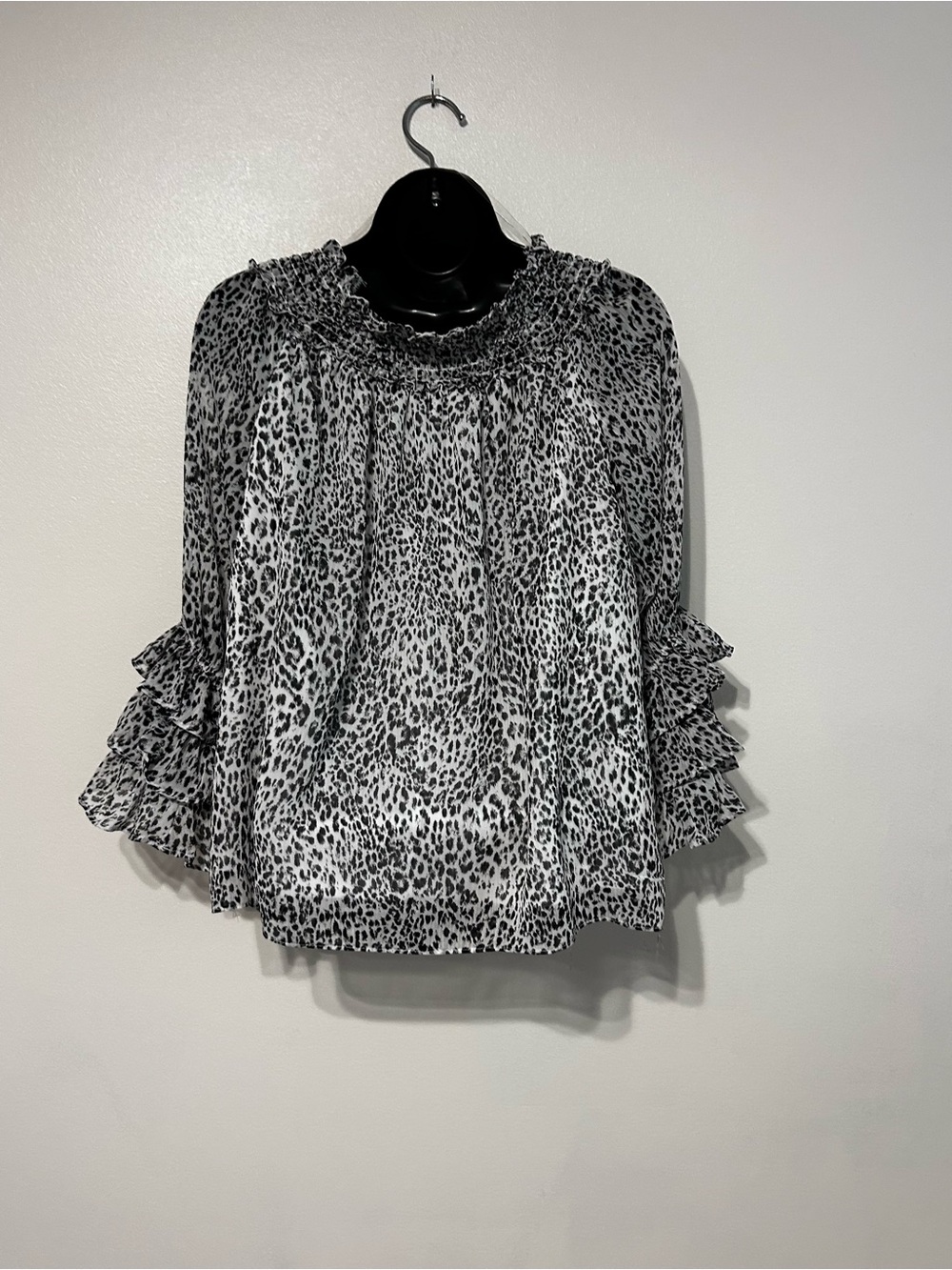 CeCe Black and White Leopard Smocked Neck Ruffle Sleeve Blouse Size M - Picture 2 of 10